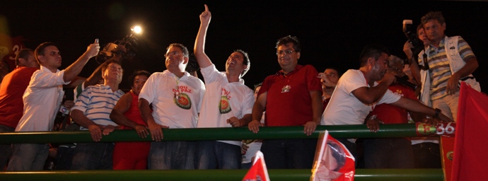 Holanda aponta para o céu, ao lado de Flávio e Roberto Rocha, comemorando a vitória (imagem: Biné Moais/O EstadoMaranhão)