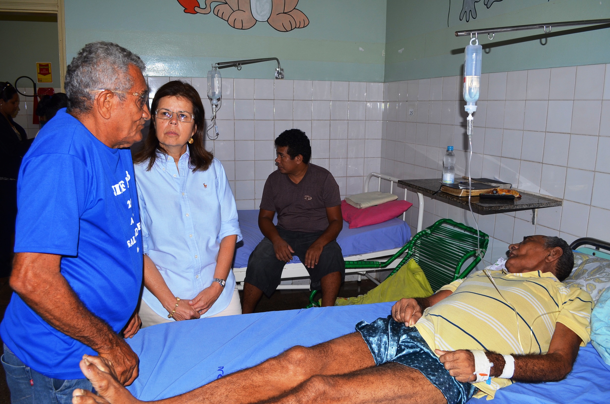 Helena Duailibe conversa com paciente internado na Unidade Mista do Itaqui-Bacanga