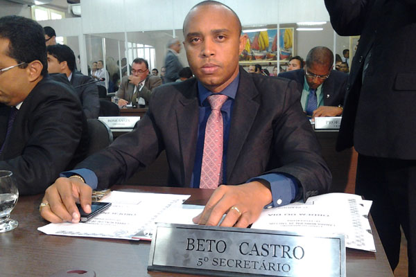 Beto Castro: continua enrolado