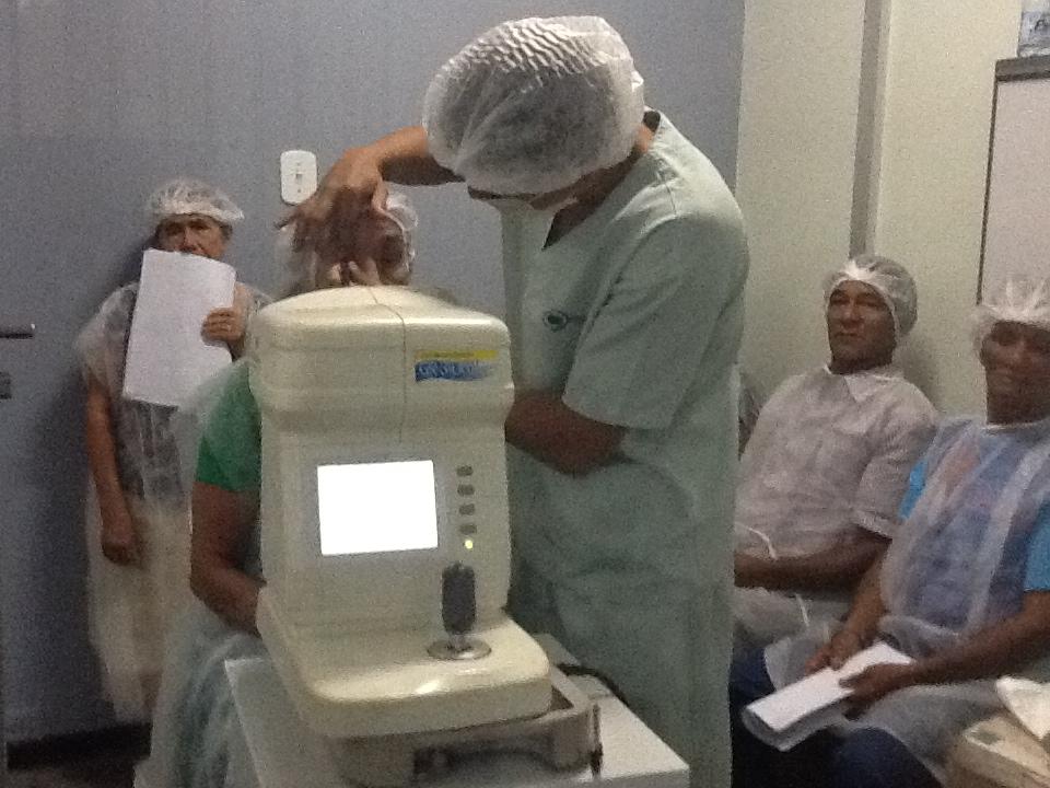 Equipe médica realiza procedimento em paciente no Mutirão de Cirurgias de Catarata e Tratamento de Glaucoma
