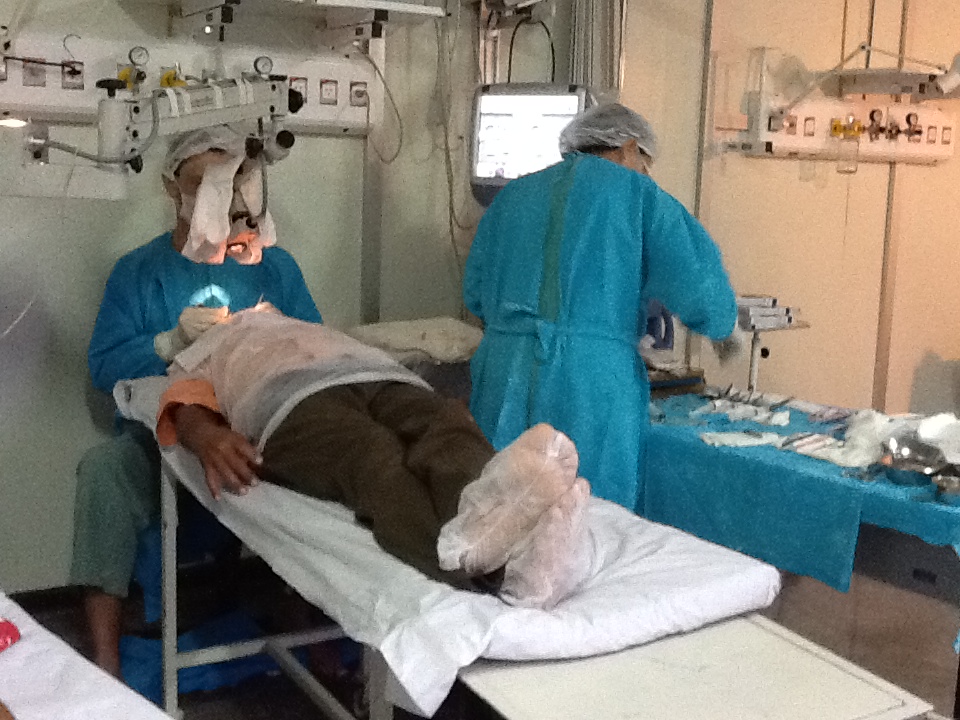 Equipe médica realiza procedimento em paciente no Mutirão de Cirurgias de Catarata e Tratamento de Glaucoma2