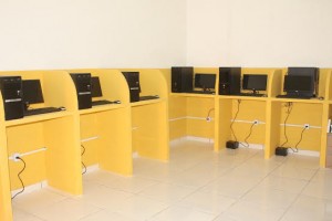 Estações de computaores são montadas nas escolas