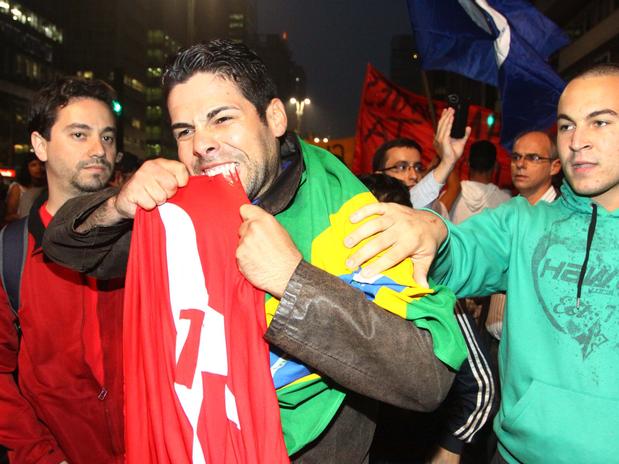 manifestante-morde-bandeira-do-pt-em-protesto-em-sc3a3o-paulo