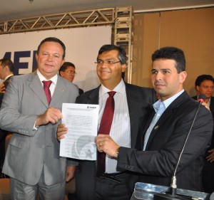 Gil entregou a Carta de Intenções Municipalista a Flávio Dino e Carlos Brandão.
