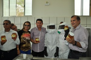 Prefeito Alan Linhares axibe o mél de Bacabeira ao lado de apicultores e Secretários