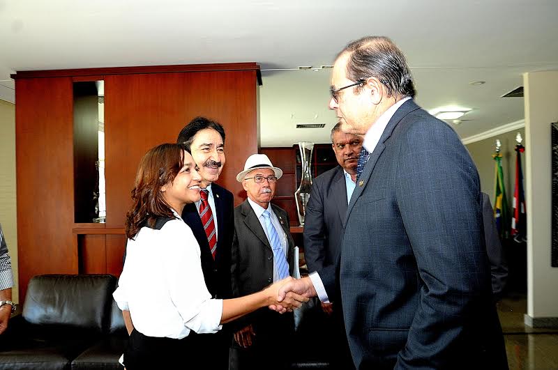 Eliziane e o relaor da comissão com o presidente da AL, Humberto Coutinho