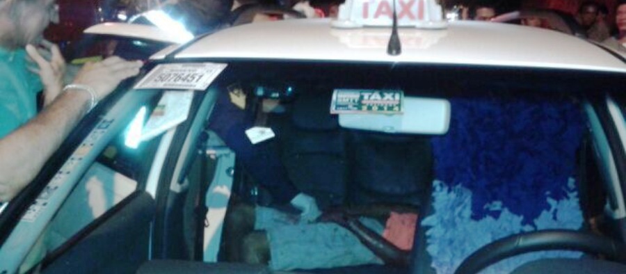 Menor suspeito de atirar em oficial PM foi executado dentro de um taxi, praticamente em frente a uma delegacia