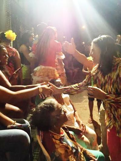 Roseana entre populares no São João; cada vez mais à vontade