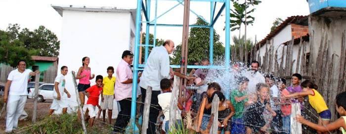 O prefeito entrega sistema de abastecimento d'água