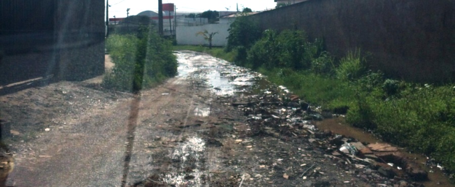 Rua Coroaá, no Barramar: nunca viu asfalto, apesar das ruas do lado terem sido feitas pela prefeitura