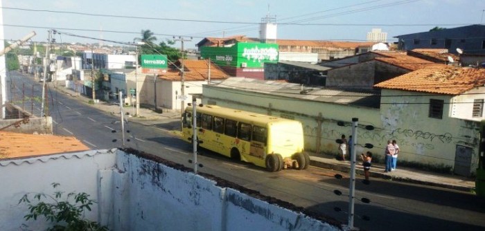 ônibus tido como novo simplesmente s e desmonta em pleno Centro de São Luís