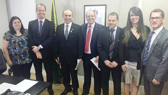 O parlamentar com os membros da representação do governo em Brasília