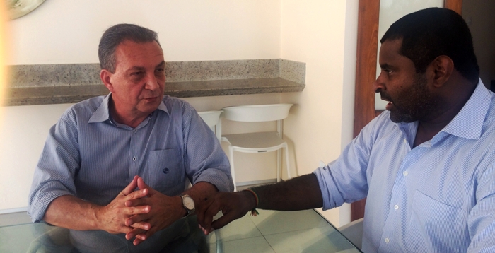 Luis Fernando ouve os questionamentos de Fábio Câmara sobre os problemas da ilha