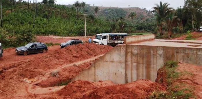 Com tráfego intenso, estrada está totalmente tomada pela lama