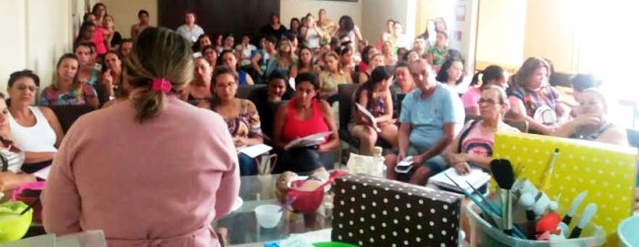 A chef em uma de suas aulas: ação social em Brasília