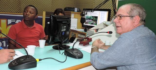 Hildo fala aos ouvintes da 101 FM, de Pedreiras...