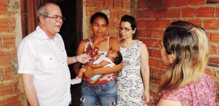 Hildo Rocha em contato com famílias que tiveram casos confirmados de microcefalia, em Presidente Dutra