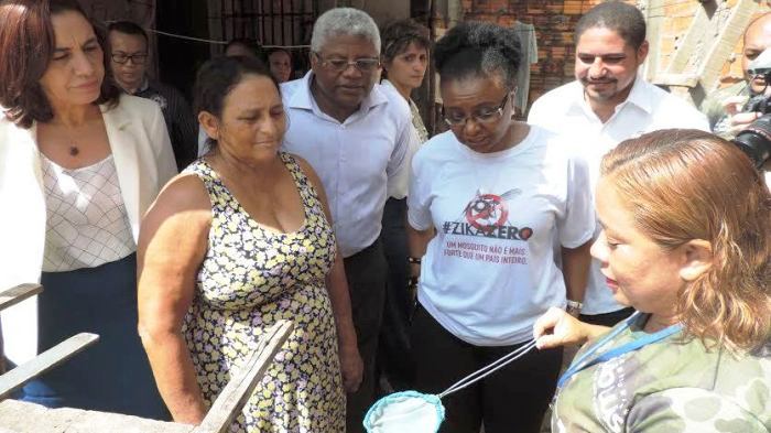 Ao lado de Gerson Pinheiro e Zé Inácio, ministra observa ação contra mosquito aedes aegypti
