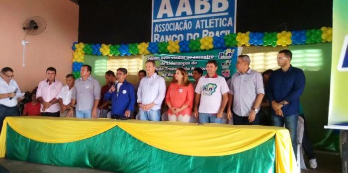 Aluisio Mendes com as lideranças da região...