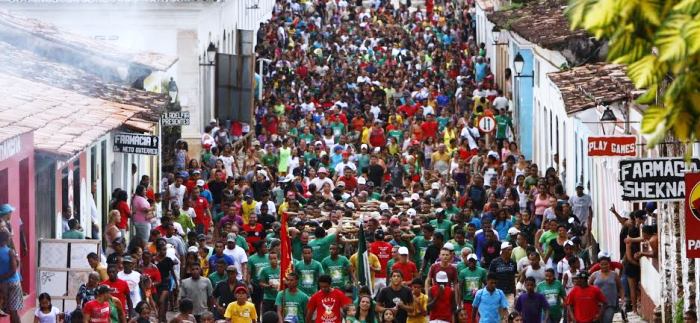 Multidão acompanha o cortejo pelas ruas de Alcântara