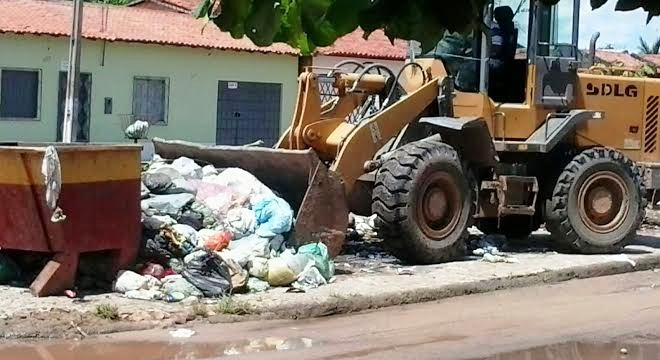 Máquinas fizeram a limpeza das ruas, abandonadas durante o vácuo administrativo...