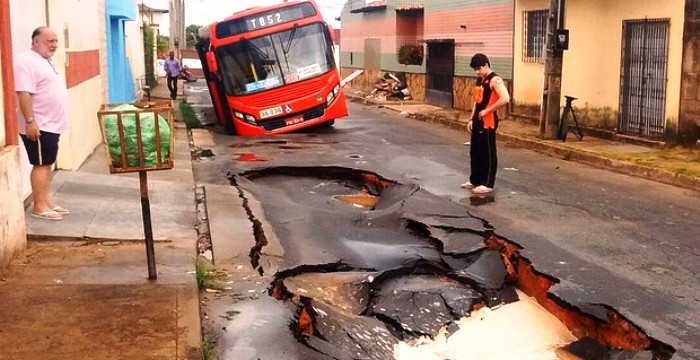 A prefeitura faz o asfalto,a Caema vai, abre valas e deixa assim, gerando resultados como este, no Cohajap