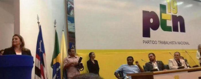 Ao lado de lideranças do PTN, Fábio Câmara observa o discurso duro de Maura Jorge