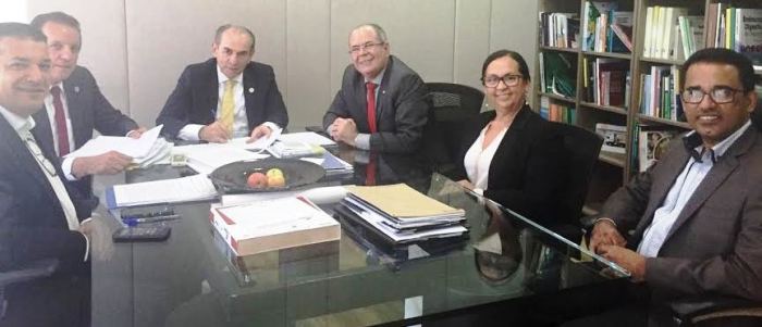 Hildo Rocha com o ministro da Saúde e representantes municipais