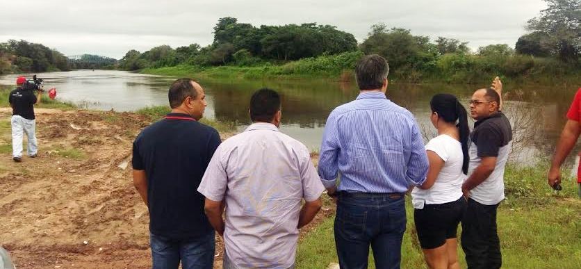 Roberto e Neto observam a situação da margem do rio Mearim, ao lado de ribeirinhos