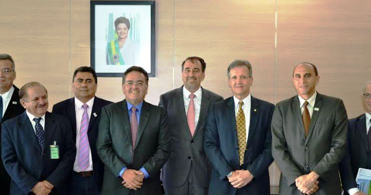 O ministro com Roberto Rocha, Aluisio Mendes e representantes da Baixada