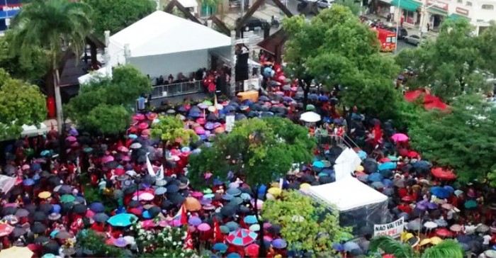 A forte chuva serviu para dar um colorido a mais com os guarda-chuva na Praça do Ferreira