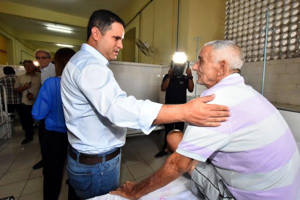 Edivaldo conversa com paciente no Socorrão, agora mais humanizado