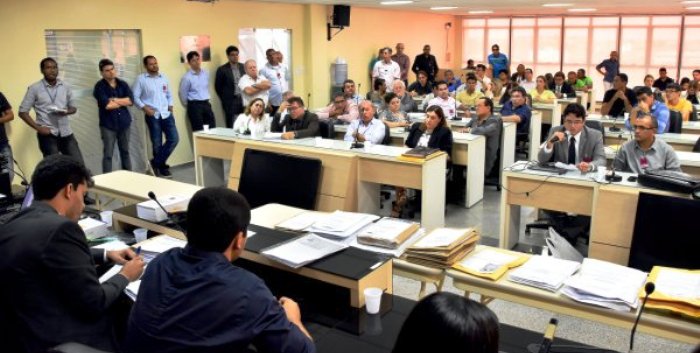 Abertura dos envelopes das concorrentes na licitação, quinta-feira, 12: proposta irregular da EdeconVias