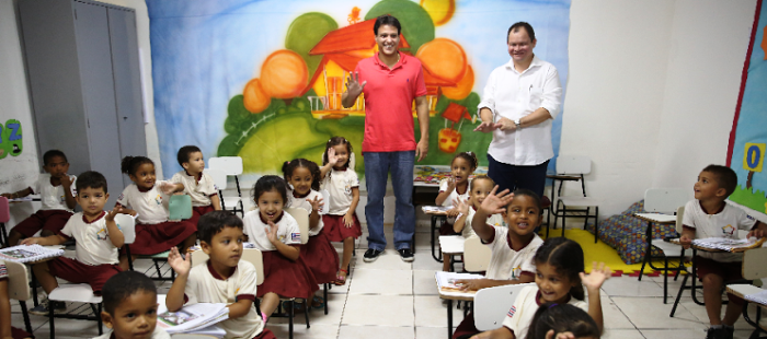 Felipe Camarão com Rafael Leitoa em sala de aula em Timon
