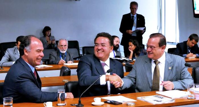 Roberto Rocha comemora com colegas da comissão inclusão do Maranhão no FNO