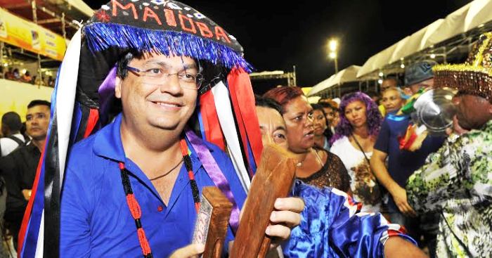 Pouco afeito à cultura popular, um desengonçado Dino usou apetrechos do boi em pleno Carnaval; fora de contexto