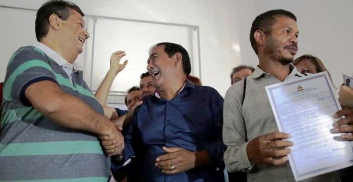 Josemar cumprimenta o governador Flávio Dino, ao lado de um dos beneficiários dos títulos de terra