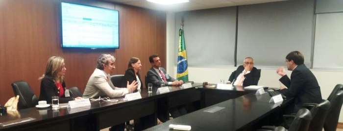Acompanhado por técnicos, Juscelino fala a Gastão Vieira dos projetos para creches de Açlailândia