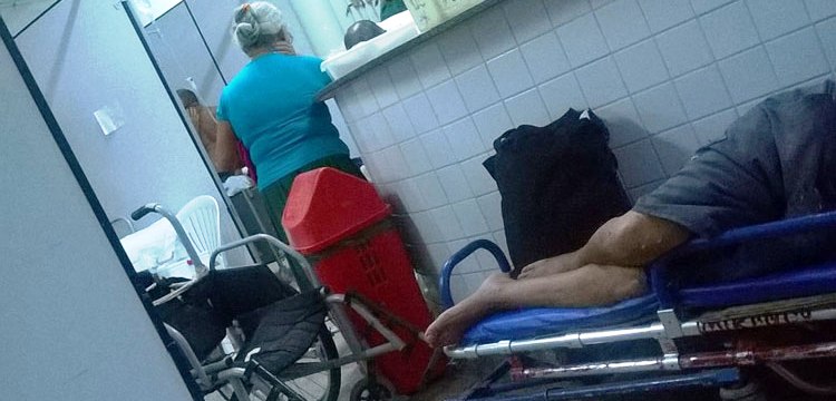 Paciente se mistura ao lixo, em meio aos corredores no Socorrão, onde falta inclusive medicamentos 