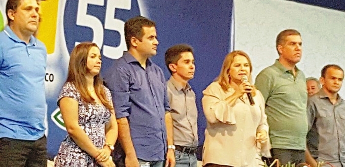 Maura discursa em apoio ao seu candidato, ao lado de Cláudio Trinchão