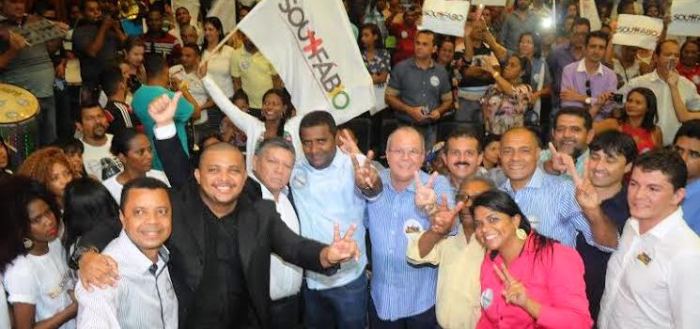 Com seu vice, Flávio de Jesus, o deputado Hildo Rocha e a juventude do PMDB: apoios importantes