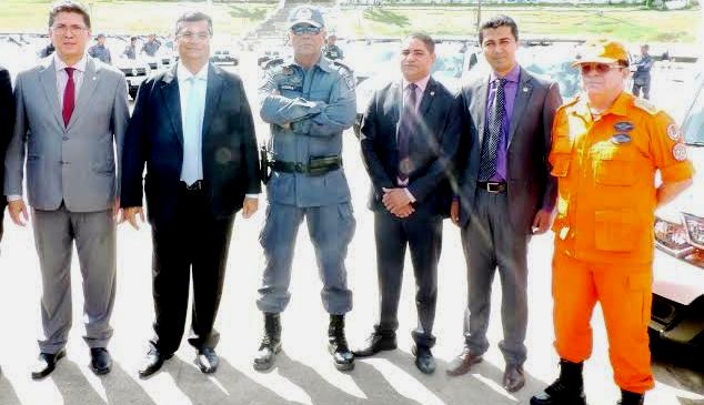 Inácio com o governador e comandantes da Segurança: viaturas