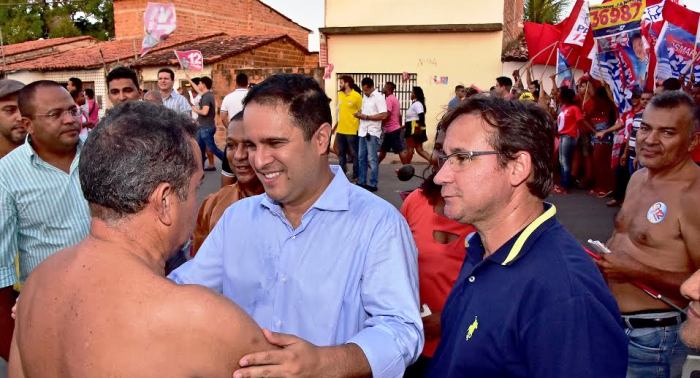 As fotos da assessoria do prefeito não mostram o tumulto, mas Ediovaldo e o vice conversando com homens sem camisa...