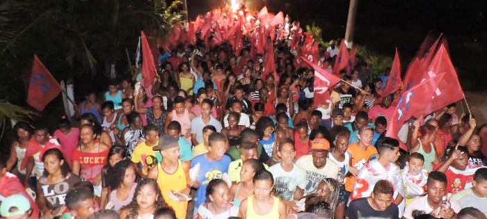 Multidões seguem caminhadas lideradas por Amaury