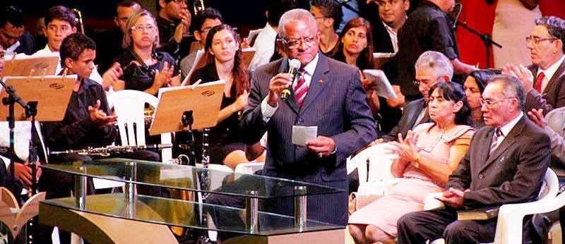 Pastor Coutinho tenta conduzir o voto na Assembleia de Deus; fieis rejeitam